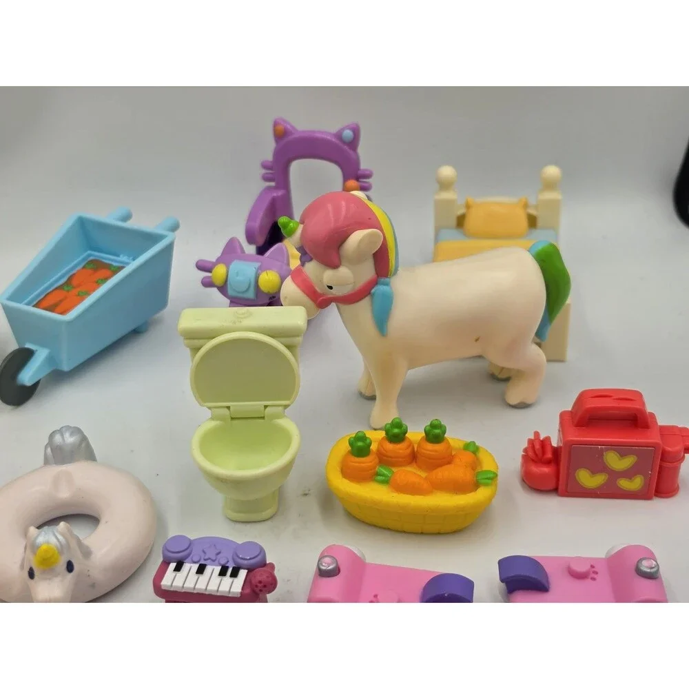 Bluey & Friends Figures & Furniture Lot 30 Plus Pieces Helicopter Horse Toilet